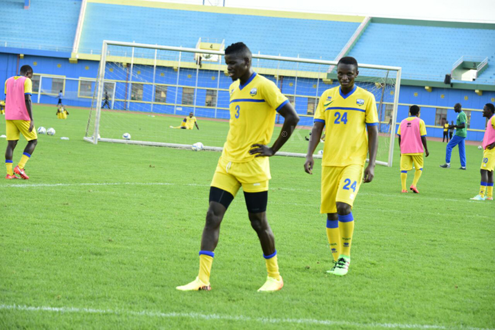 Abouba Sibomana ukinira Gor Mahia ya Kenya,na Salomon Nirisarike (24) ukinira St-Trond yo mu Bubiligi bafata akuka