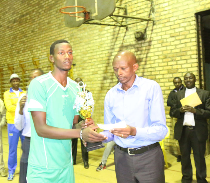 Kapiteni wa UTB ashyikirizwa igikombe n'Umunyamabanga uhoraho muri Minispoc, Lt Colonel Rugambwa Patrice