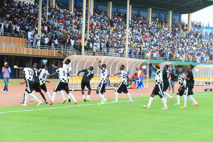 Abakinnyi barishimira intsinzi, nk'uko iyo ikipe ya DR Congo itsinze ibigenza ..