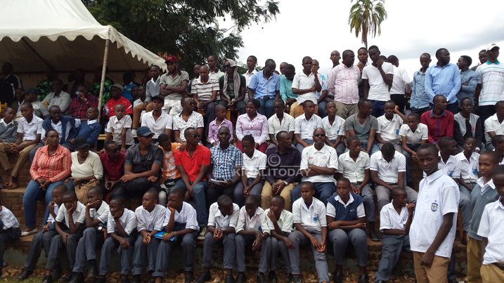 Abafana biganjemo abanyeshuri bari benshi cyane