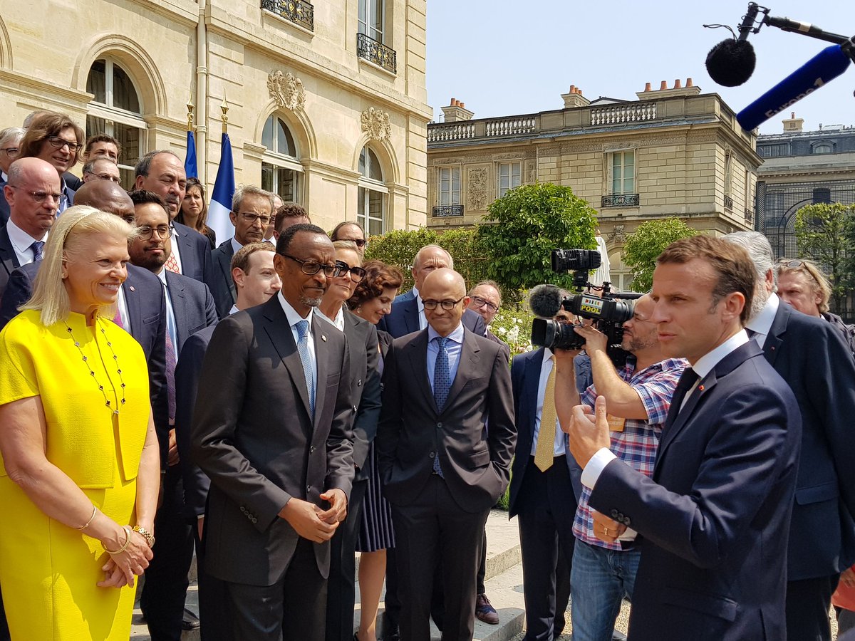 Abayobozi bombi n'ababaherekeje baganira