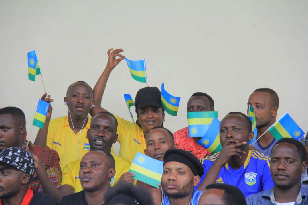 Abafabna b'u Rwanda bamanika amabendera