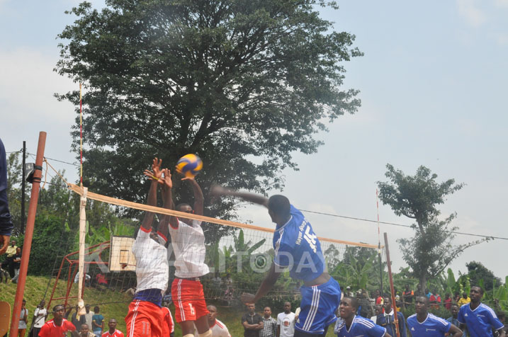 Gasongo wa INATEK na bagenzi be bari babaye ibamba mu kuzibira imipira ya Rayon Sports