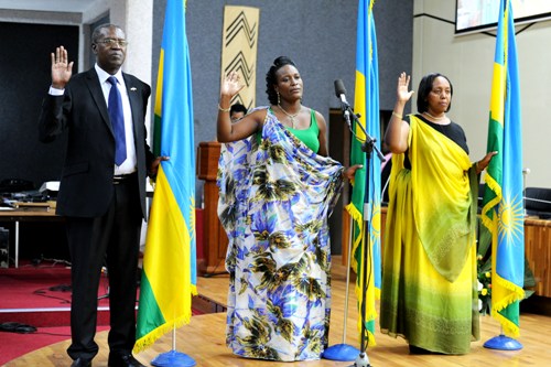 Hon. Charles Uyisenga, Hon. Consolée Uwimana, Hon. Margaret Nyagahura nabo barahira. (Photo: PPU)