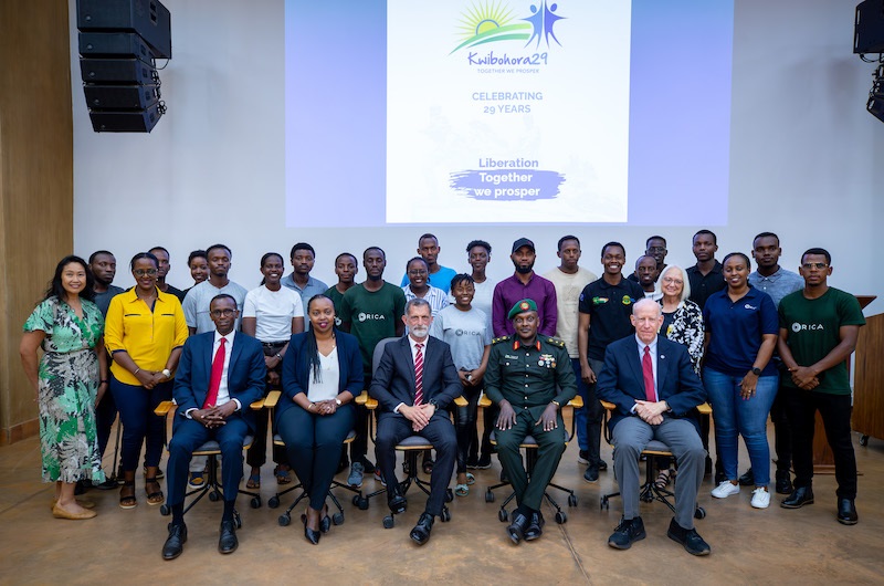 Nyuma yo kuganirizwa hafashwe ifoto y