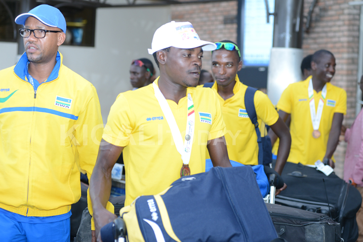 Basohoka mu kibuga cy'indege,Perezida wa Ferwacy abarangaje imbere