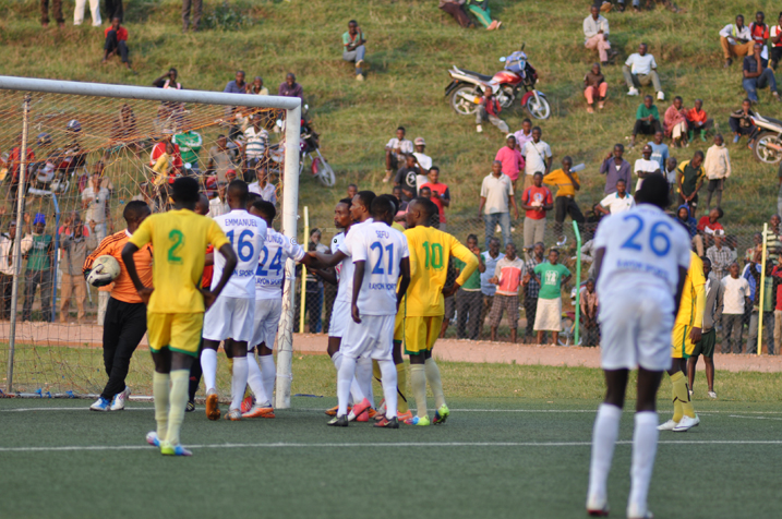 Umunyezamu yabanje kwimana umupira