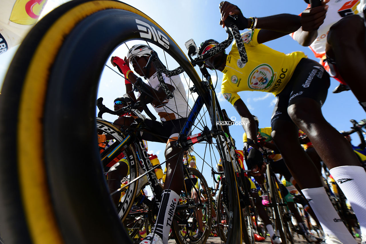 Valens Ndayisenga acungana n'ipine rya Pinarello Dogma,aho hari ku itariki 20/11/2016 mbere y'amasaha make ngo yegukane Tour du Rwanda