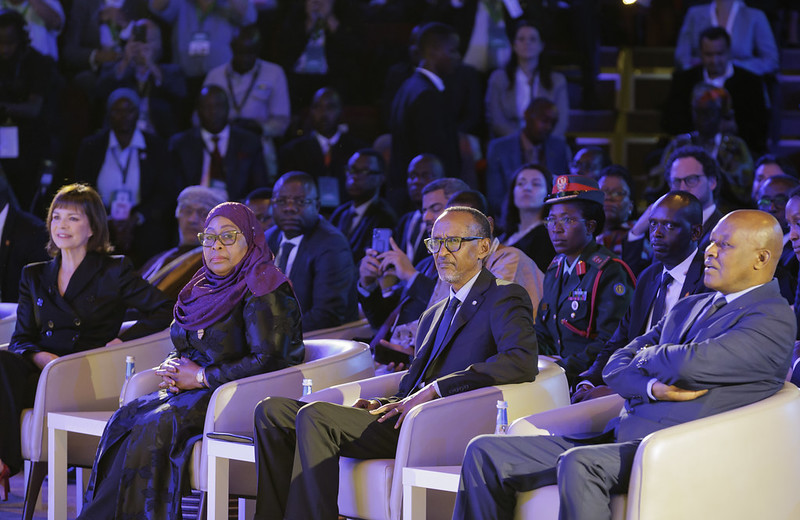 Uhereye ibumoso, Julia Simpson, Perezida Samia Suluhu Hassan, Perezida Paul Kagame na Prosper Bazombanza 