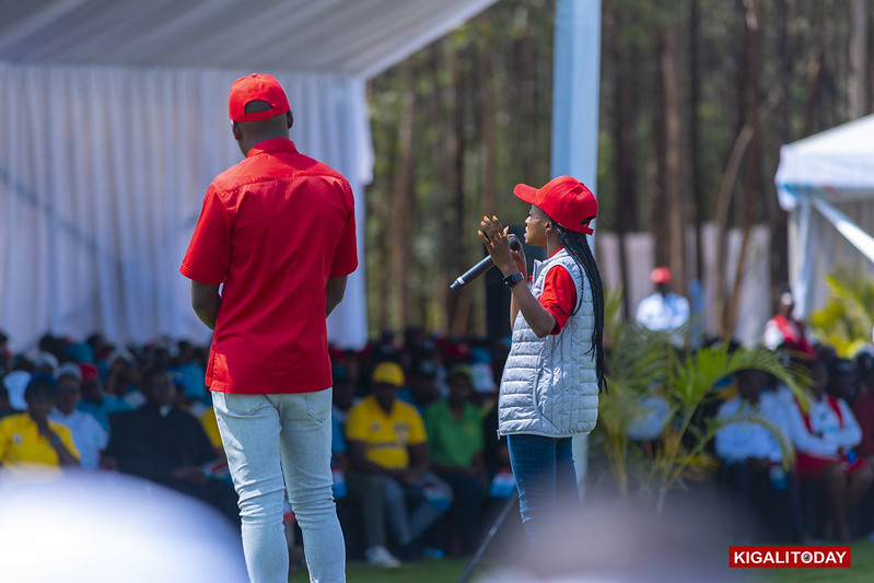 Nsenga Sandrine (ufite indangururamajwi) yashimye Kagame ku bw'inama aha Abanyarwanda zo gukora bakiteza imbere