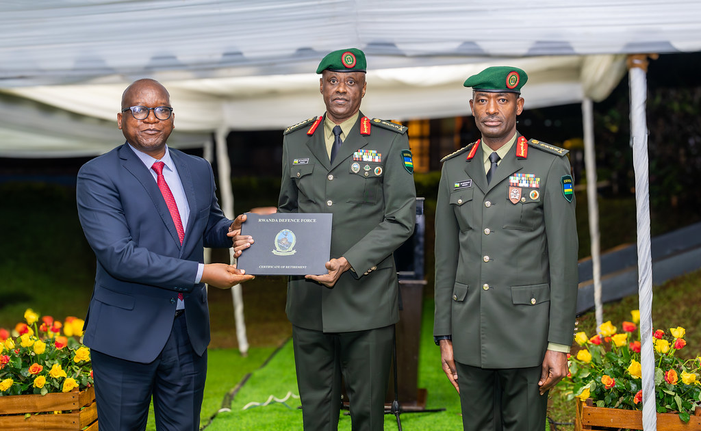 General Jean Bosco Kazura yasezeweho mu cyubahiro mu basirikare bagiye mu kiruhuko cy