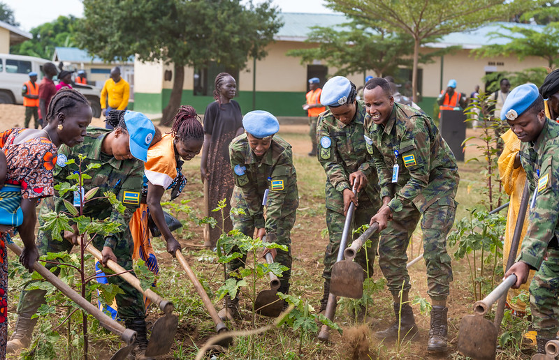 Mu Rwanda no hanze, mu muco wa RDF harimo no gufasha abaturage gushaka imibereho myiza, n'isuku
