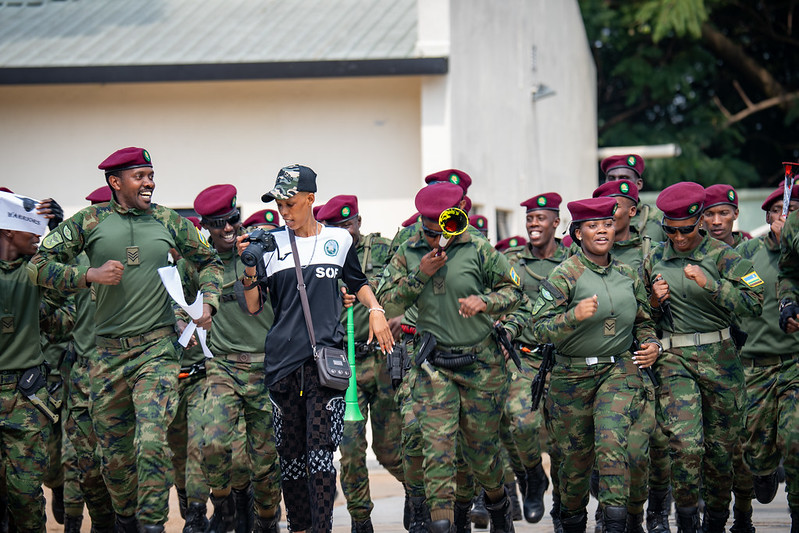 Muhurira mu kibuga mugafana, ikipe yawe igatsindwa, cyangwa iyabo igatsindwa, kimwe muri ibyo...mu kibuga cy'umupira w'amaguru