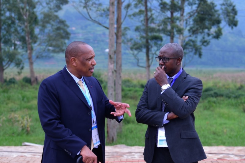 Minisitiri w'Umutekano Gen. Patrick Nyamvumba (ibumoso) na Maj. Gen Nzabamwita Joseph