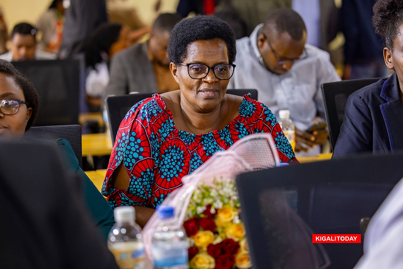 Ababyeyi n'inshuti bitabiriye itangazwa ry'amanota bazanye impano