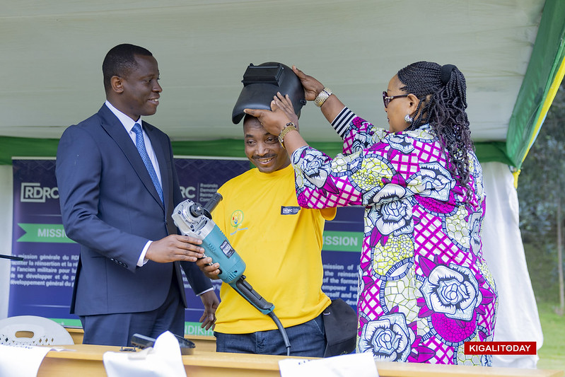 Uwahoze muri FDLR mu byishimo byo kwakira ibikoresho bimufasha gutangira ubuzima bushya nyuma yo kwiga umwuga