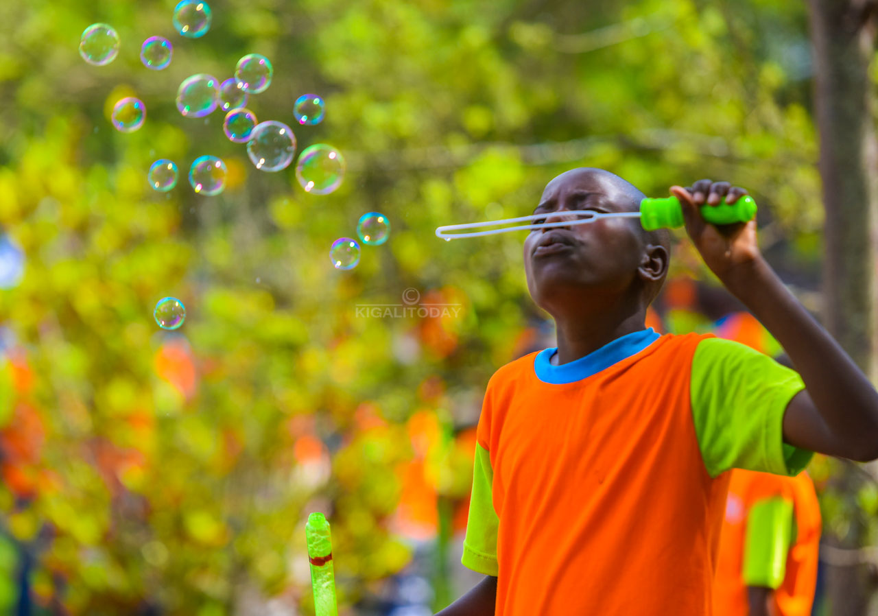 Uwo mwana yari yatwawe no guhuha muri ako gakinisho kazana ibipurizo