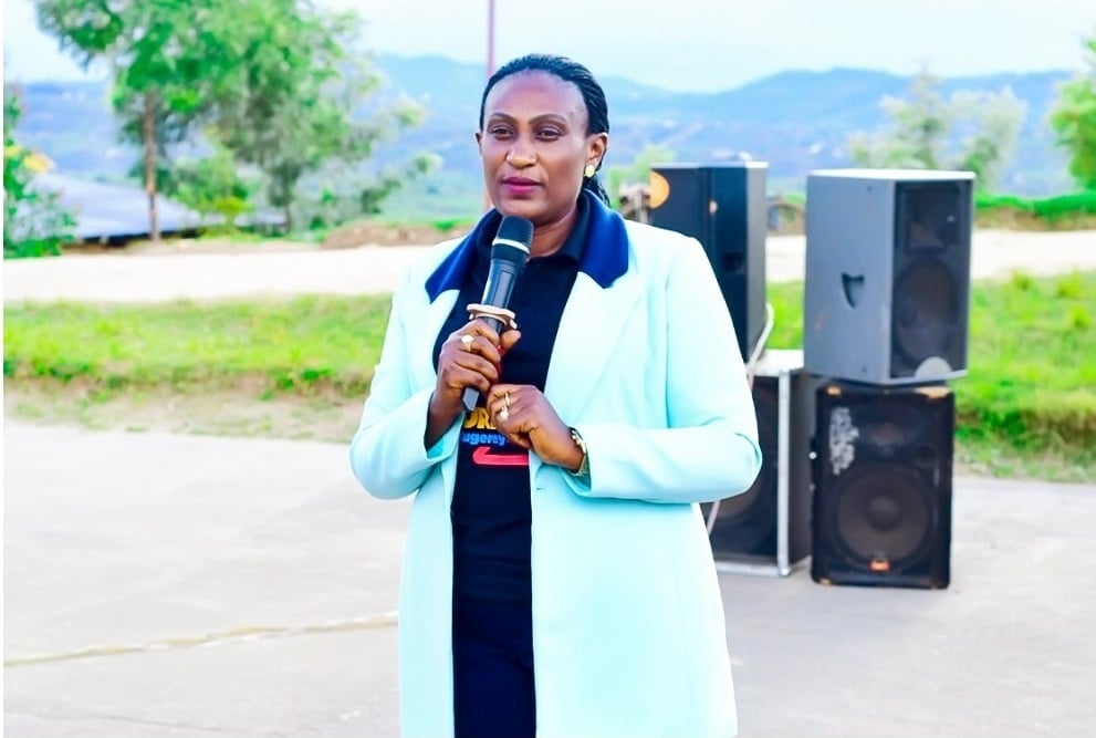 Guverineri Kayitesi arasaba abishora mu bikorwa bigize ibyaha kubihagarika