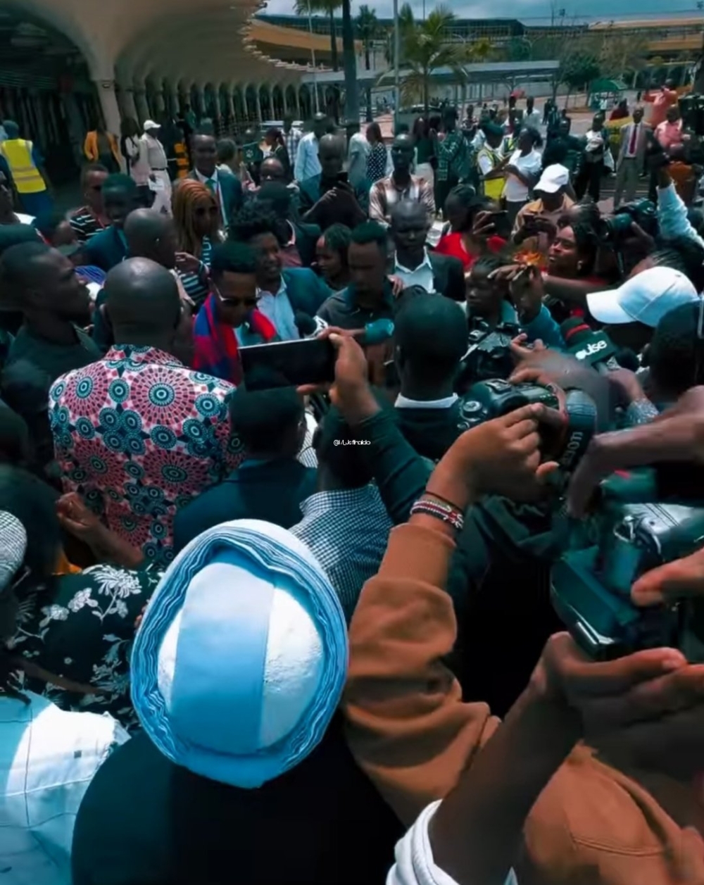 Uyu muhanzi yakiriwe mu buryo butangaje