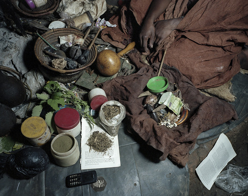 Umuvuzi gakondo muri Tanzaniya akurikiranyweho kwica abantu, kubahamba ari bazima no kubatwika