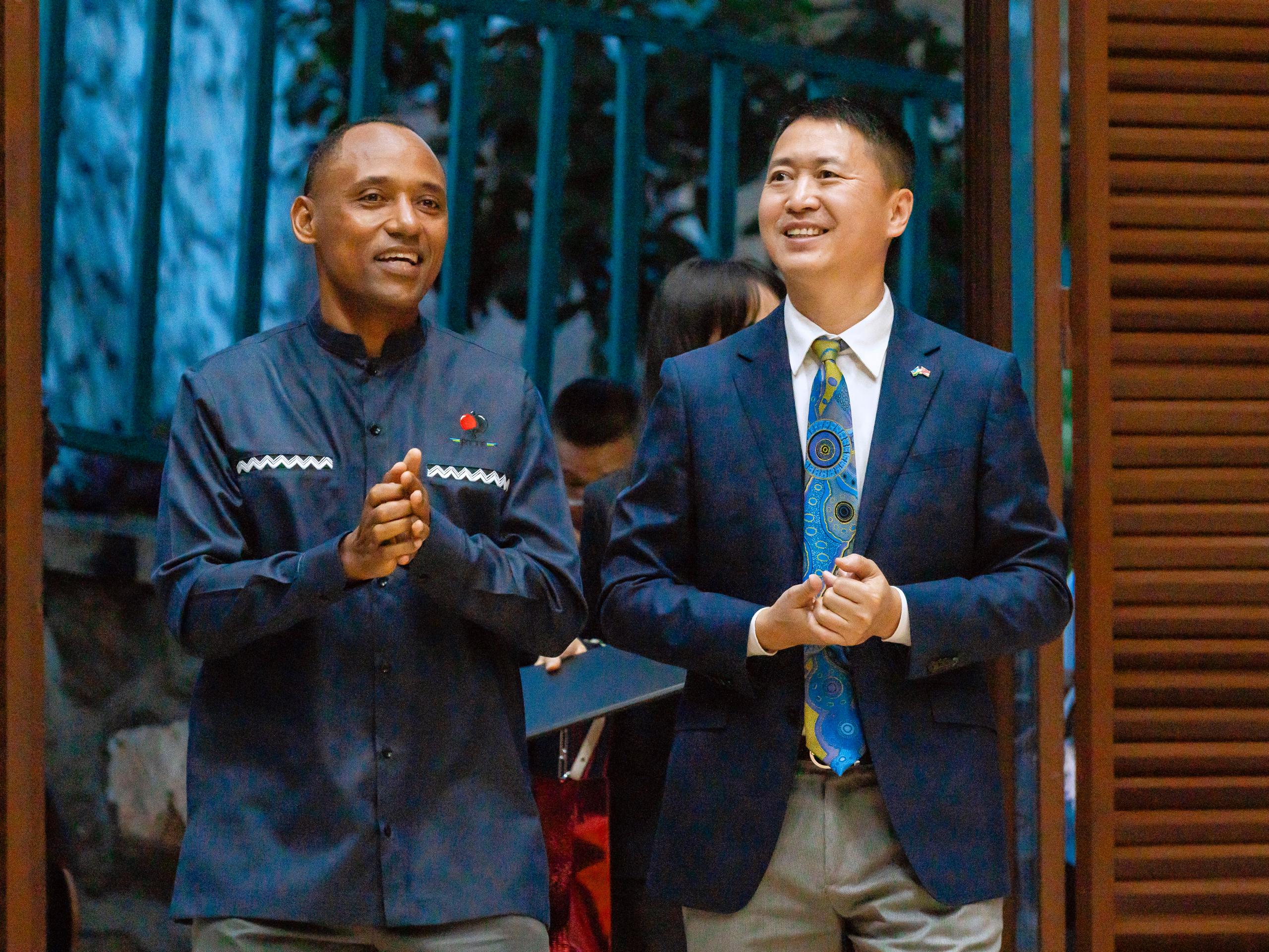 Umuyobozi w'Ishyirahamwe ry'umukino wa Table Tennis mu Rwanda John Bosco Birungi aribkumwe na amabasaderi w'ubushinwa mu Rwanda Gao Wenqi