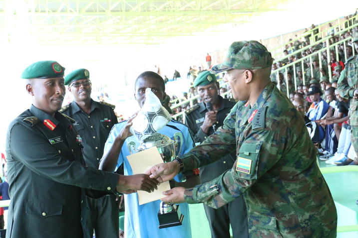 Bashyikirizwa igikombe na Gen Patrick Nyamvumba