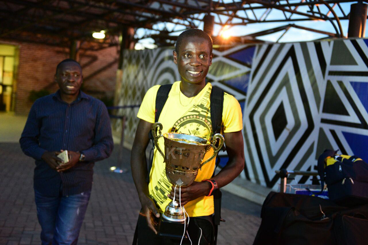 Nsegimana Jean Bosco ukinira Bike Aid yo mu Budage,yabanje kunyarukira i Kigali ngo asuhuze inshuti n'abavandimwe,aha yari azanye igikombe yahawe nk'uwegukanye agace ka gatanu