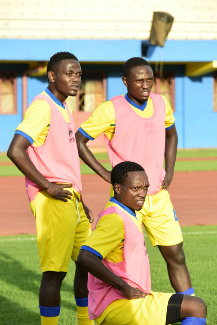 Hakizimana Muhadjili (uhagaze ibumoso),umwe mu bakinnyi batunguranye kuri uru rutonde