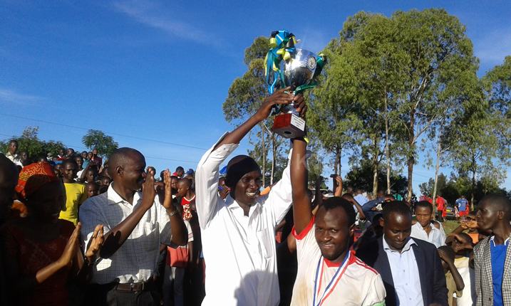 Abakozi bo ku mupaka wa Rusumo nibo batwaye igikombe batsinze abakozi b'akarere ka Kirehe kuri Penaliti