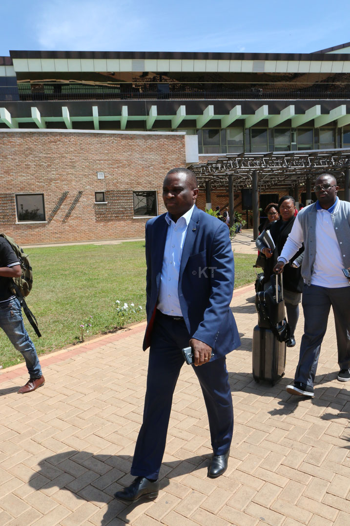 Yaje aherekejwe n'umuhungu we