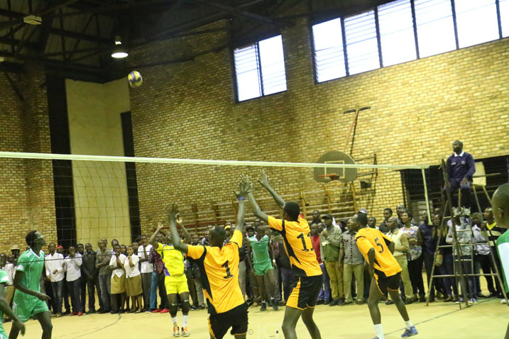 Abahoze biga muri Petit Seminaire Karubanda, bakina na UTB umukino wa nyuma muri Gymnase ya Kaminuza