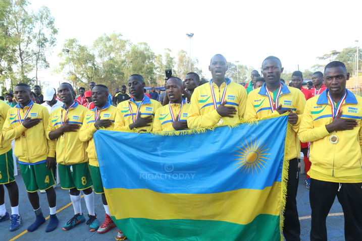 Baririmba indirimbo yubahiriza igihugu nyuma yo kwegukana intsinzi