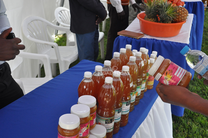 Abaturage bakorana na Tear Fund bakora ibikorwa bitandukanye bibateza imbere, harimo n'iyo mitobe na Konfitire