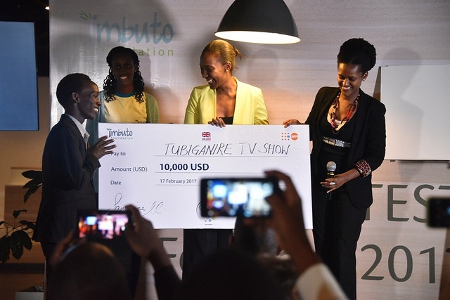 Irere hirwa Alain Patrick ahabwa igihembo n'Umuyobozi mukuru wa Imbuto Foundation 