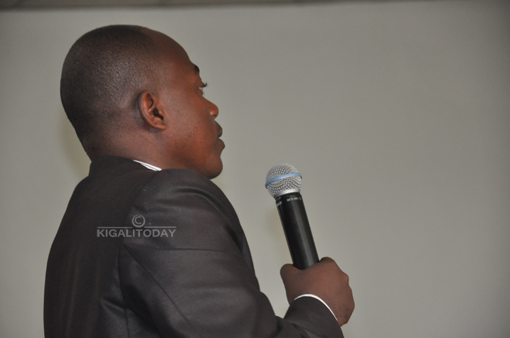 Aloys Ntahobitagwa nyuma yo gutanga imigabo n'imigambi ye, ndetse anumva Sheikh Hamdan wahabwaga amashyi menshi cyane, yahise akuramo Kandidatire