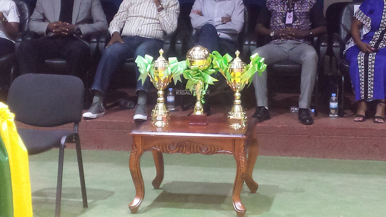 Ibikombe bya shampiyona y'icyiciro cya mbere n'icya kabiri byatanzwe