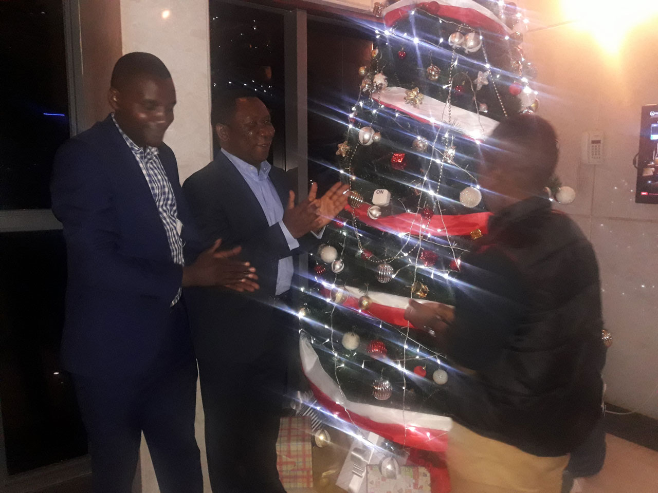 Muri uyu muhango kandi bacanye ikirugu (Chrismass Tree Lighting)