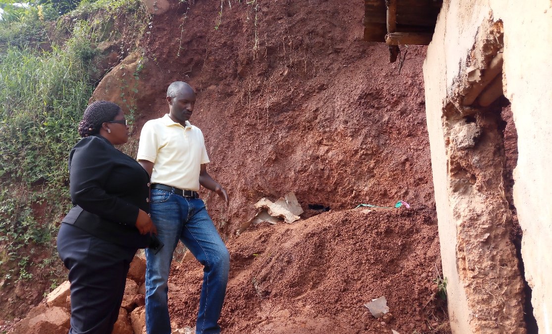 Hon. De Bonheur Jeanne d'Arc yasuye kandi anifatanya n'abaturage bo mu Murenge wa Jali, Akagali ka Ntarabana babuze ababo bitewe n'ibiza