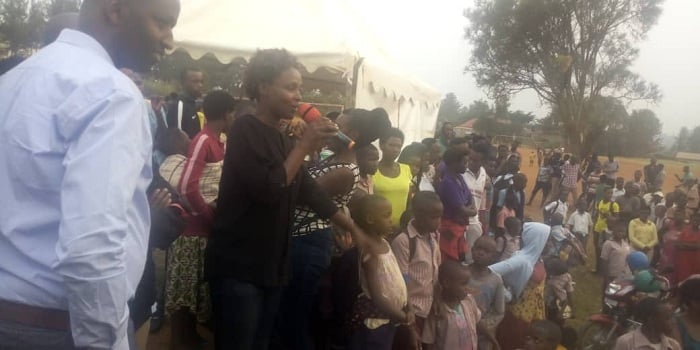 Mukarusagara Clarisse (ufite microphone) yabwiye abangavu babyariye iwabo ko badakwiye kwiheba, abashishikariza kwigirira icyizere no gutegura ahazaza habo heza