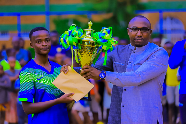 Kiziguro SS yashyirijwe igikombe na Visi-Perezida wa mbere wa FERWAHAND, Dr Akumuntu Joseph