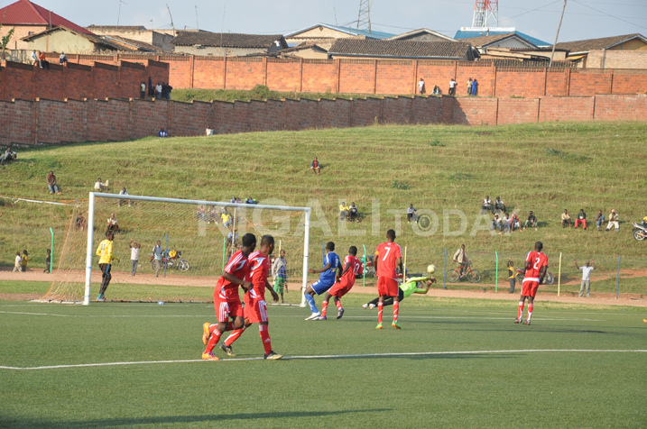 Umunyezamu wa Rwamagana nawe yageragezaga agakuramo amashoti ya Rayon Sports