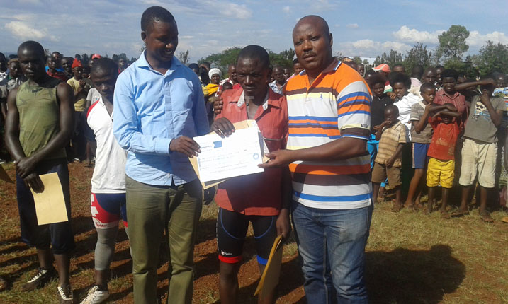 Meya wa Kirehe na Executif w'Umurenge wa Nasho nibo bagejeje ibihembo kuri Mpozembizi Jean de Dieu wabaye uwa mbere