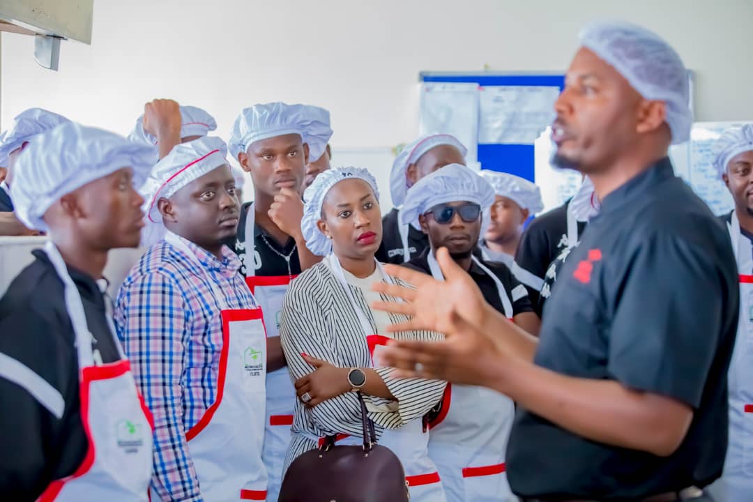 Abakinnyi basobanuriwe imikorere y'uyu muryango wa Solid Africa usanzwe ugaburira abarwayi