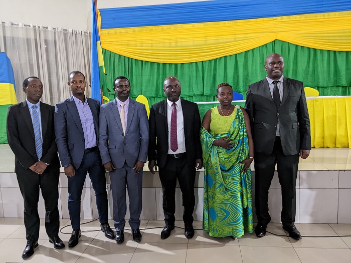 Guverineri Mugabowagahunde ari kumwe(hagati)na Komite Nyobozi Nshya hamwe n'uwari Umuyobozi w'Agateganyo Hamiss Bizimana (uwa kabiri ibumoso) na Perezida w'Inama Njyanama y'Akarere ka Musanze Ndayambaje Michel