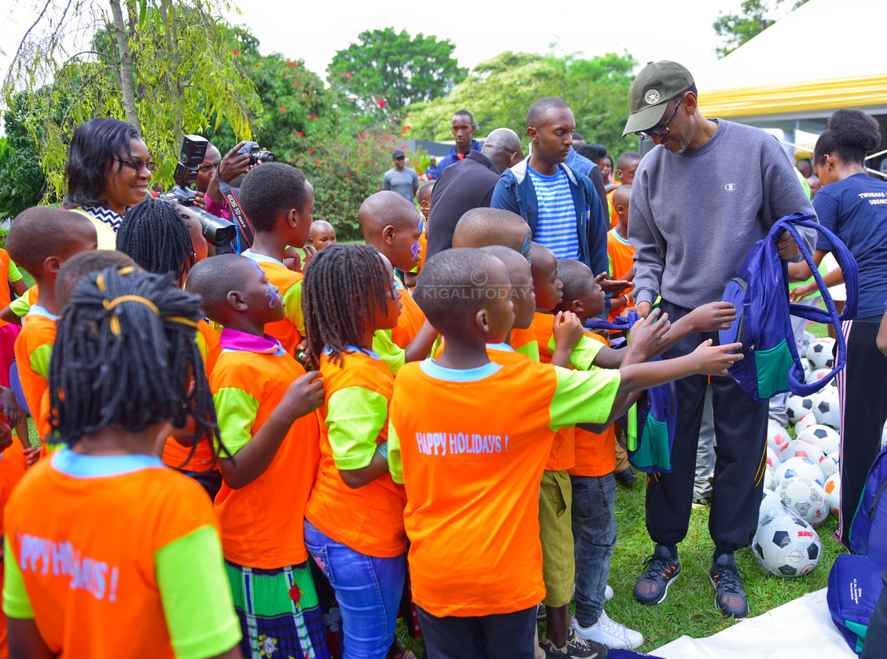 Perezida Kagame na Mme Jeannette Kagame banageneye impano aba bana