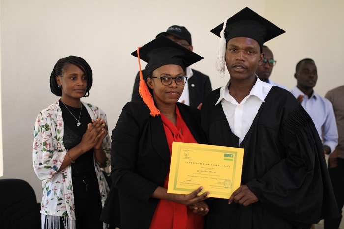 Mayor Mukandayisenga ashyikiriza umwe mu rubyiruko rusoje kwiga amasomo y'ikoranabuhanga