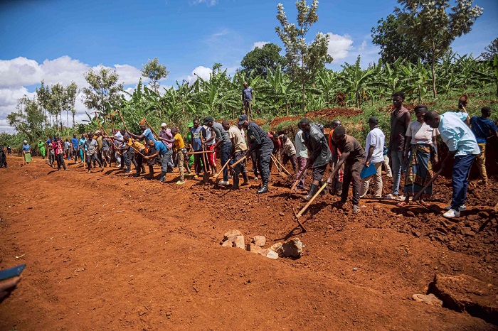 Imvura igwa irimo guteza ibibazo mu mihanda itandukanye, bakaba biyemeje kuyisana
