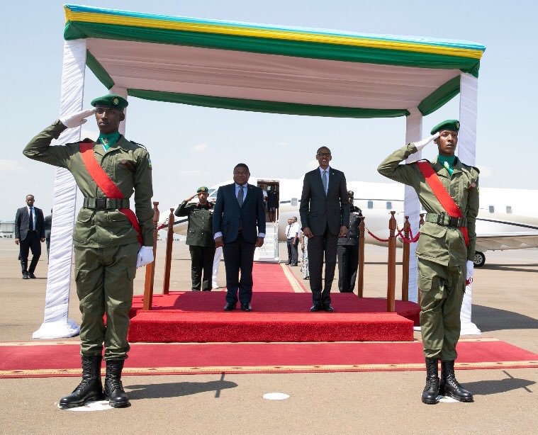 Perezida Kagame ubwo yasezeraga kuri Perezida Nyusi