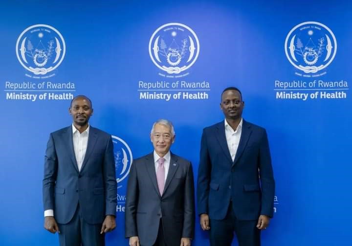 Umuyobozi Mukuru wa IVI, Dr Jerome Kim hagati ya Dr Sabin Nsabimana na Dr Yvan Butera