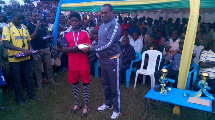 Ikipe ya Busanze mu bakobwa ishyikirizwa igikombe